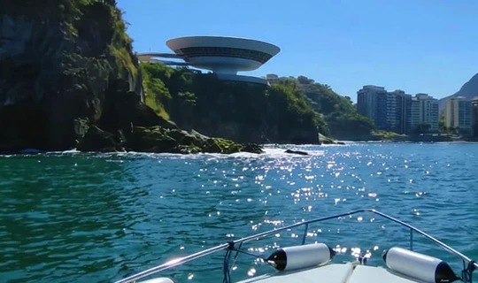 Barco em frente ao MAC de Niterói