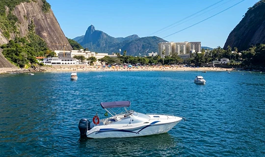 Vista do Pão de Açúcar e do Cristo Redentor durante passeio de barco no Rio de Janeiro